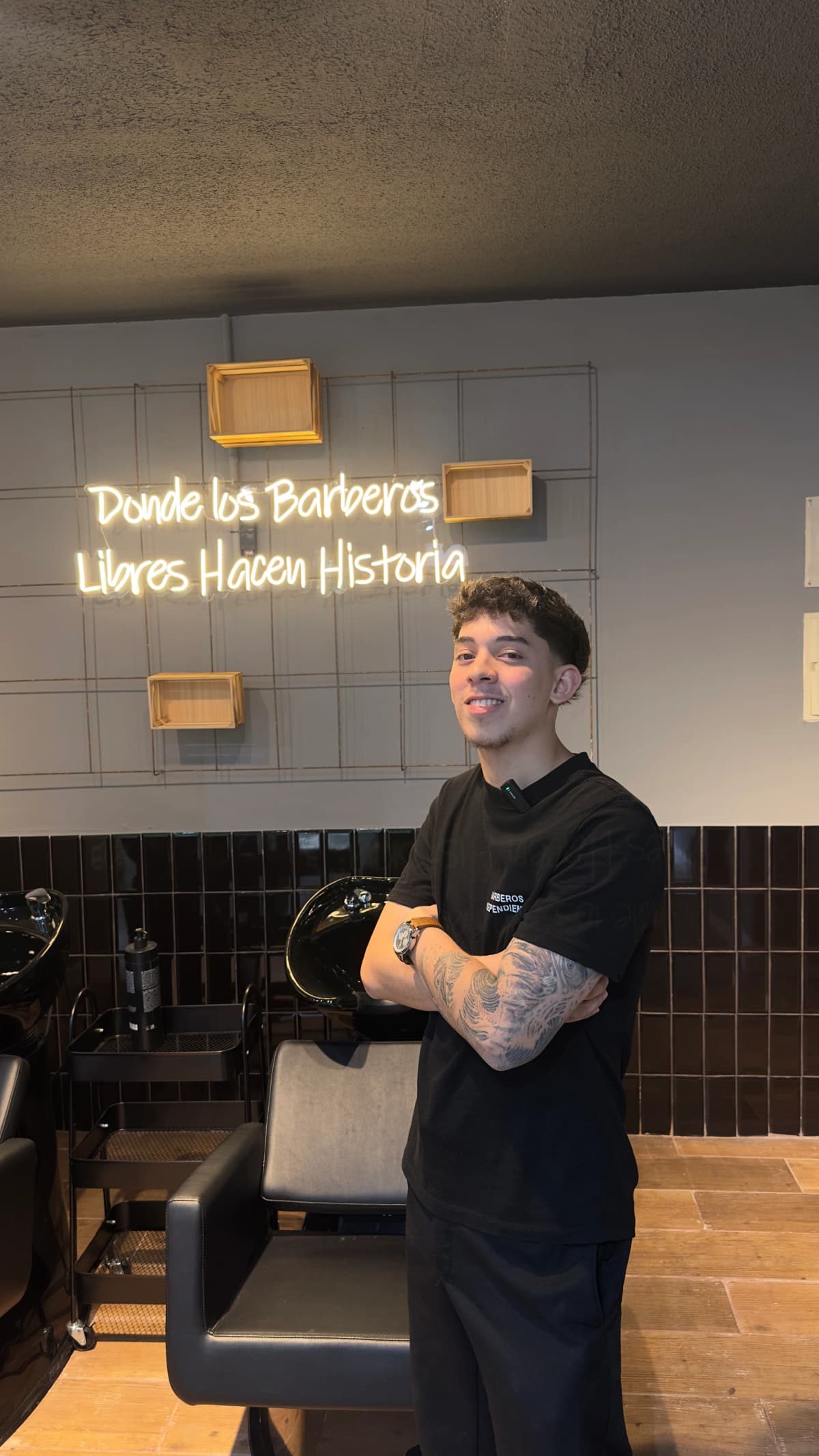 Barbero profesional trabajando independientemente